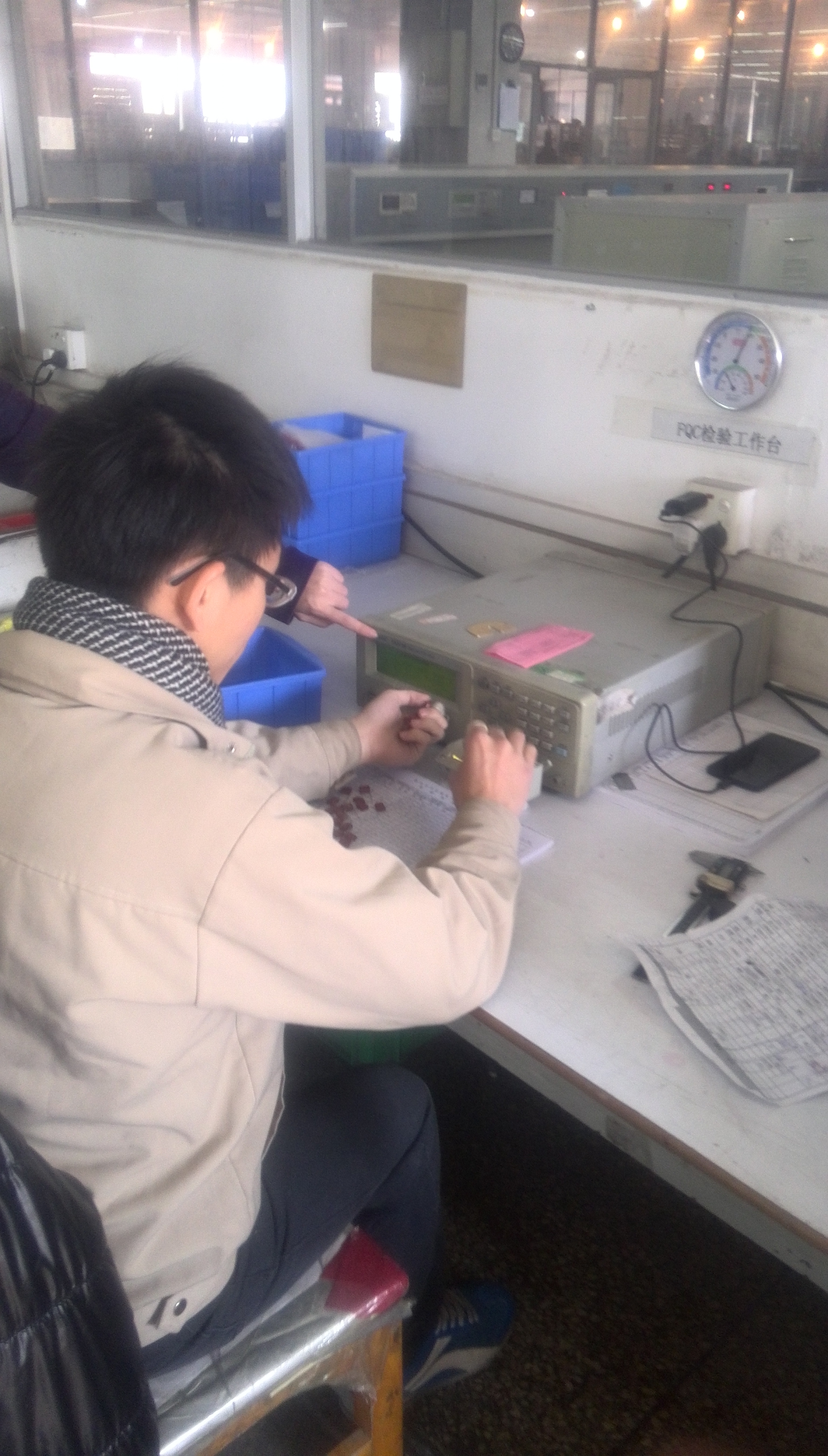 松崗電容廠-工程師測試電容中 松崗電容廠-工程師測試電容中